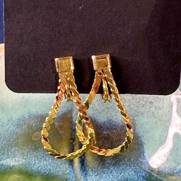 Vintage Monet Chain Hoop Clip On Earrings in Goldtone EXCELLENT - Picture 1 of 4